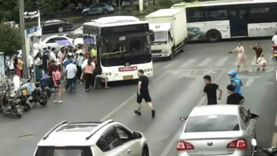 长沙小学生过马路被公交撞倒身亡