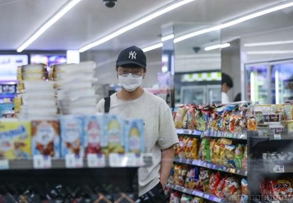 2020年8月25日，在韩额额尔，一名戴口罩的男子在便利店购物。图源：新华社